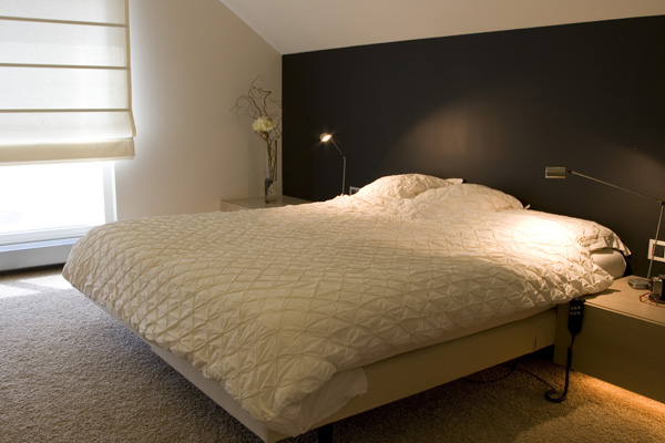 slaapkamer met bed, kast en achterwand - interieurarchitecten bni