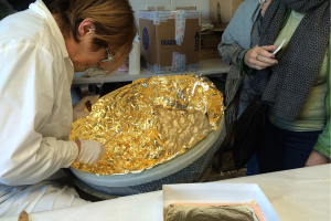 Met de hand wordt het messing aan de binnenzijde van de Stchu-Moon aangebracht